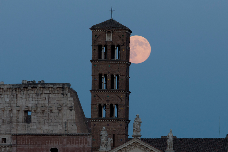 Illustration for article titled Las mejores fotos de la superluna de ayer